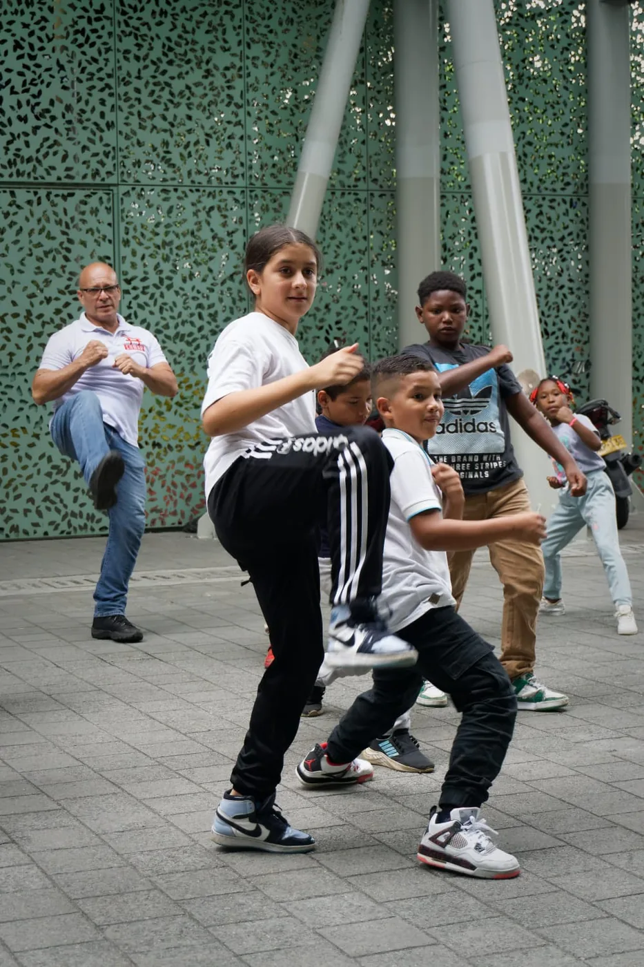 Niños practicando artes marciales